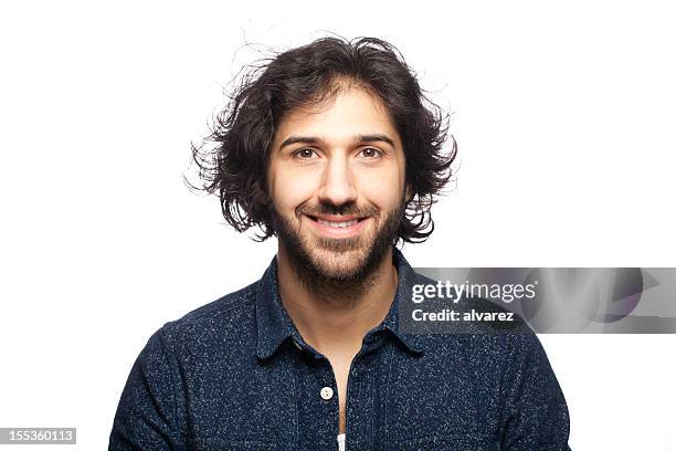 porträt einer lächelnden mann - schwarzes haar stock-fotos und bilder
