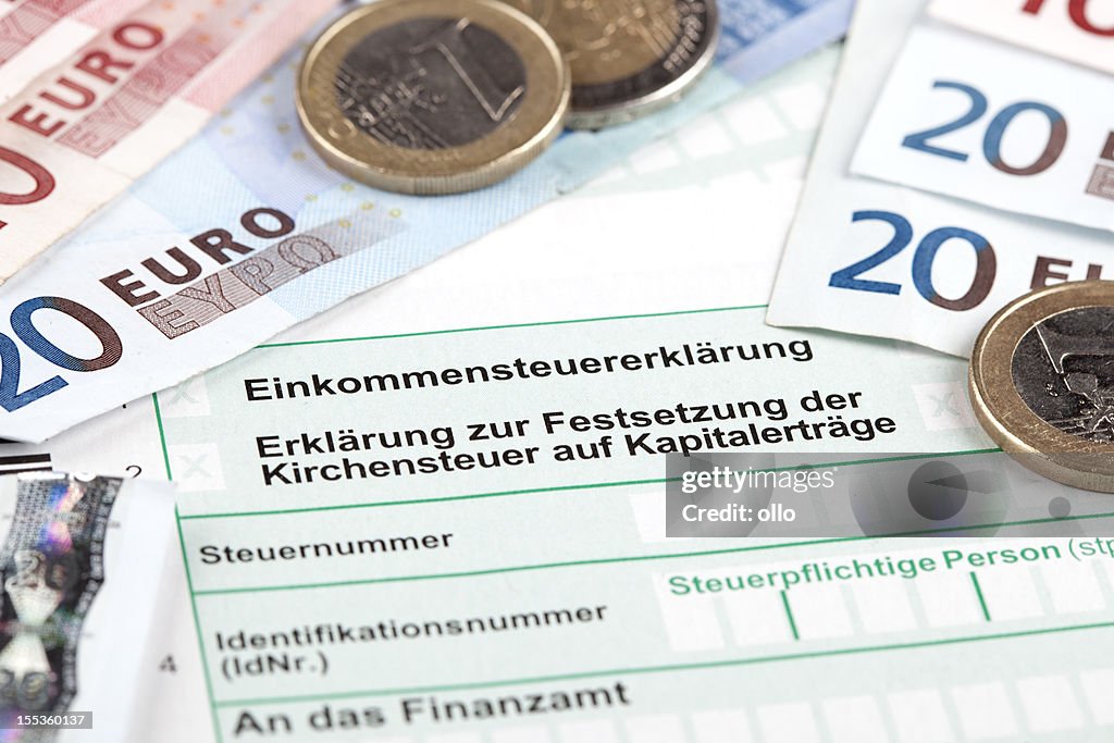 Deutsche Steuererklärung mit Euro-Banknoten und -Münzen