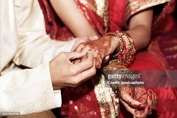 alianças de casamento indiano - ceremony imagens e fotografias de stock