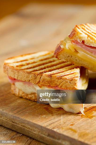 sanduíches em pão de queijo prensado - pão de queijo prensado imagens e fotografias de stock