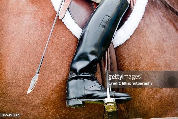 bottes d'équitation sur cheval concurrence - chasse à courre photos et images de collection