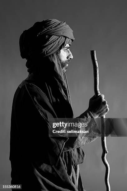 portrait of middle eastern man with  headscarf in traditional clothing - old bedouin stockfoto's en -beelden