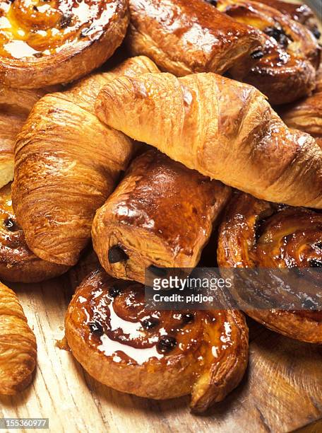 croissants and danish pastry - sweet bread stockfoto's en -beelden