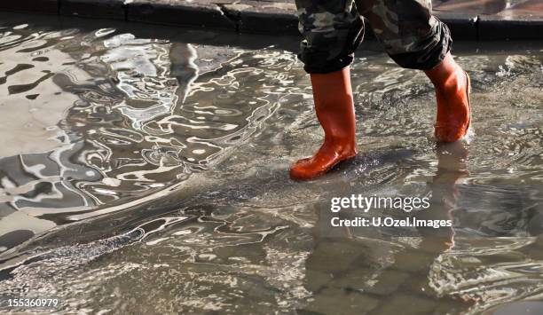 in der flut wasser - rubber boots stock-fotos und bilder