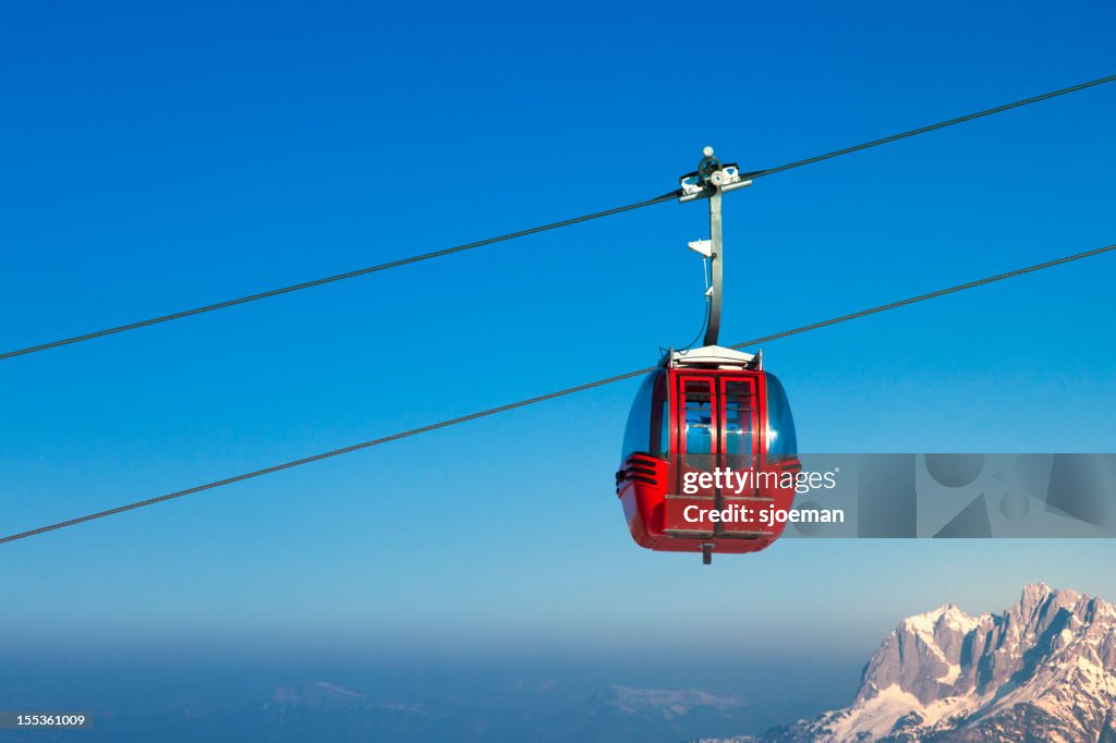 Teleférico de esqui nos Alpes europeus