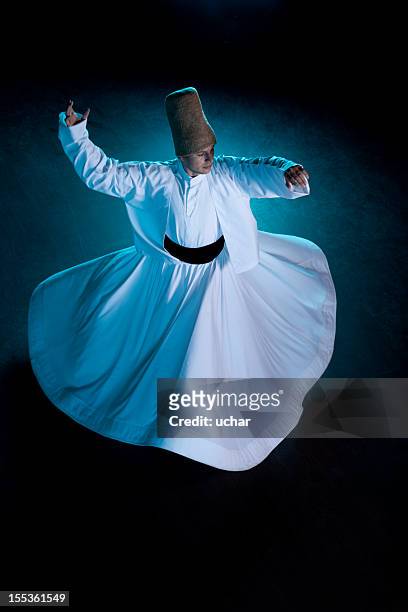 dervish a balouçar - sufism imagens e fotografias de stock