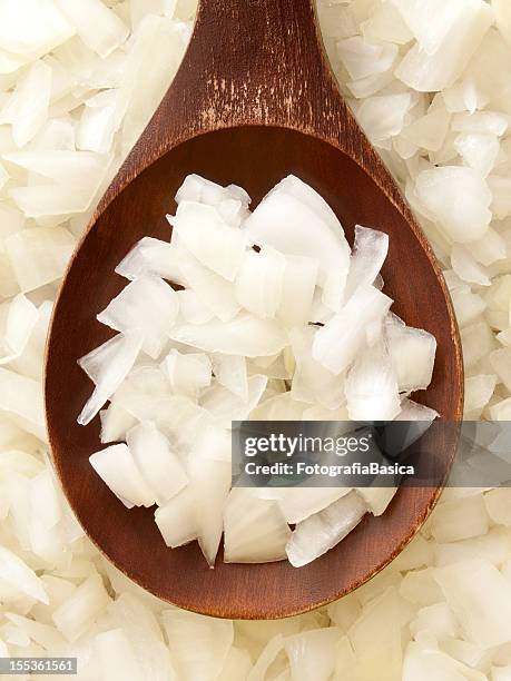 chopped onions - pared stockfoto's en -beelden
