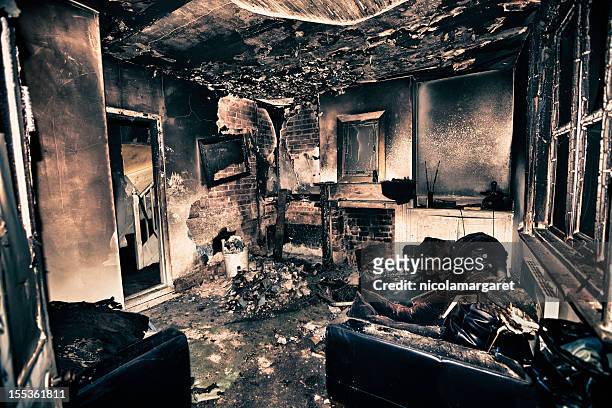 burnt out wohnzimmer - ruß stock-fotos und bilder