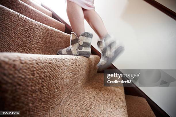 frau in nachthemd und hausschuhe zu fuß auf der oberen etage - carpet stairs stock-fotos und bilder