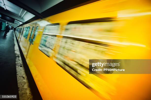 eingehende u-bahnzug - bahntunnel stock-fotos und bilder