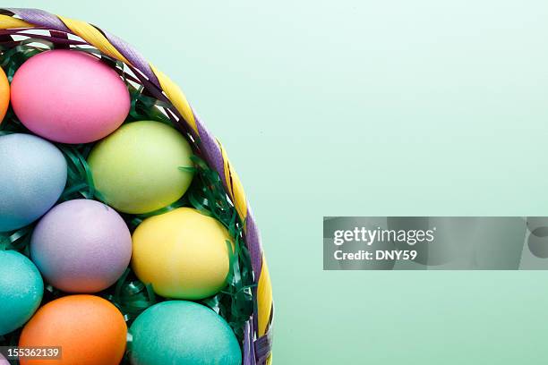 ovos de páscoa em uma cesta de páscoa em fundo verde - easter basket - fotografias e filmes do acervo