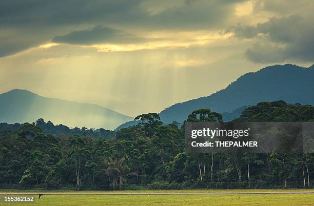 los rayos de sol sobre las montañas en honduras - honduras fotografías e imágenes de stock