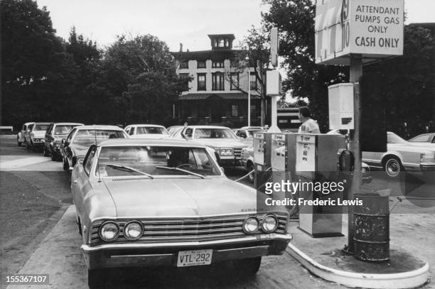 Drivers queue for fuel at a petrol station near Trenton, New Jersey, USA, circa 1974. The country has been hit by worldwide fuel shortages caused by...