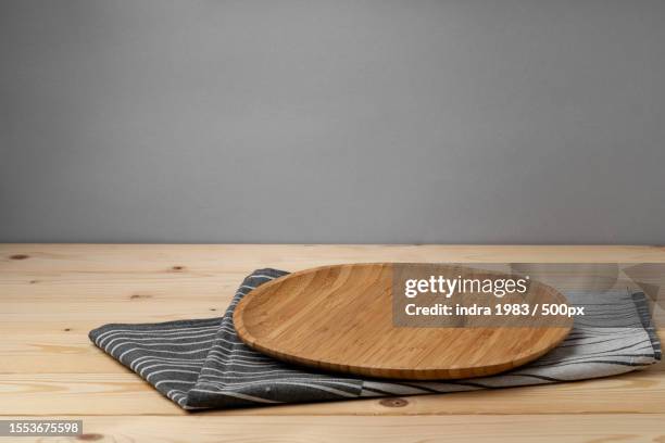 close-up of cutting board on table against wall - plateau en bois photos et images de collection