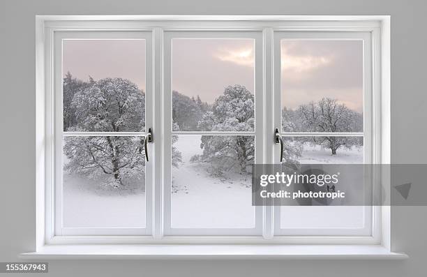 blanco ventanales con vista de invierno - marco de ventana fotografías e imágenes de stock