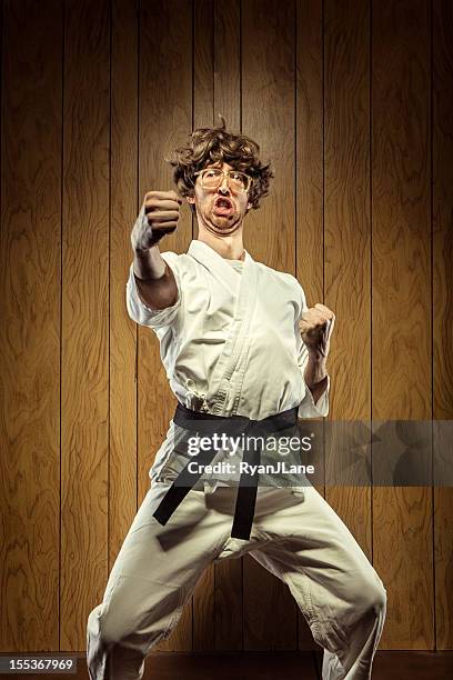 nerd uomo di karate cintura nera - karate foto e immagini stock