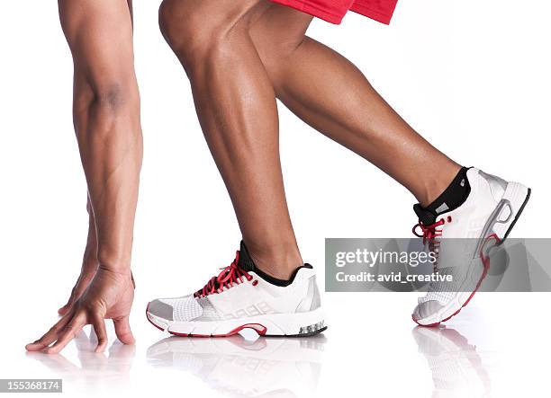 coureur en position de départ – vue de côté - jambes hommes photos et images de collection