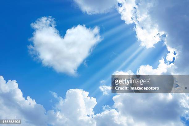 heart in sky - cloud sky stockfoto's en -beelden