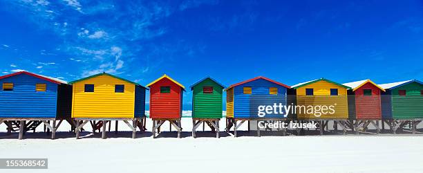 beach huts - tijdelijk gebouw stockfoto's en -beelden