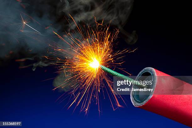 tnt, dynamite ! - matériau explosif photos et images de collection