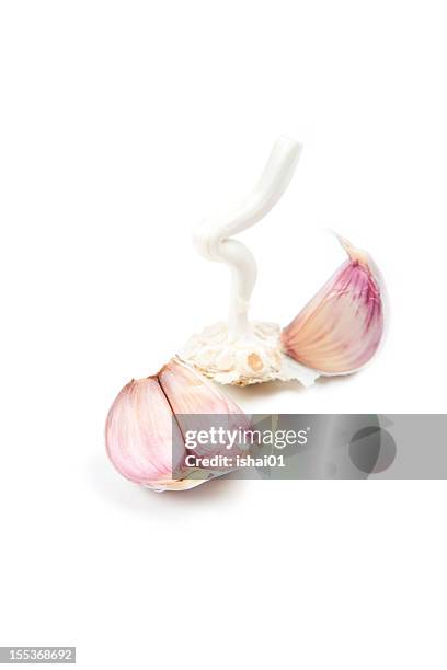 knoblauch nelken auf der weißen - knoblauchzehe stock-fotos und bilder