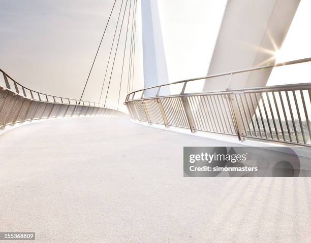 passerelle piétonne - passerelle pont photos et images de collection