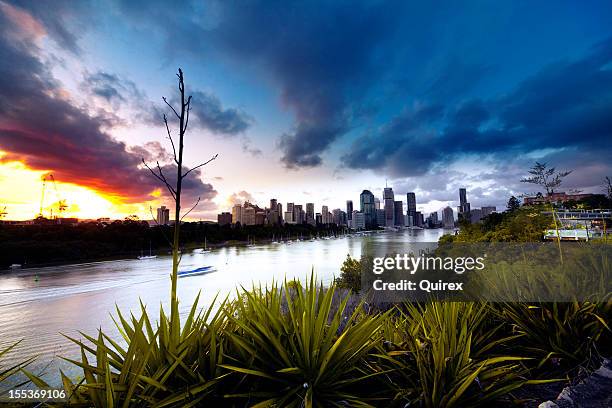 brisbane al atardecer - río brisbane fotografías e imágenes de stock