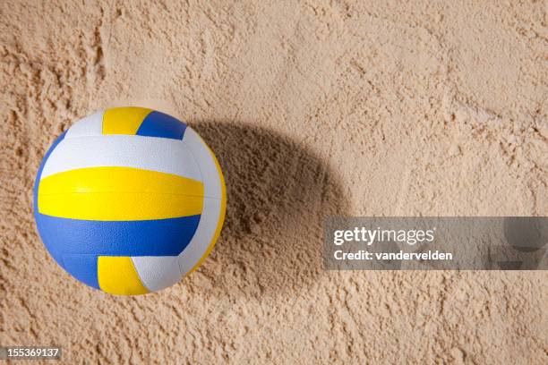 beach volley sulla sabbia con spazio copia - beach volley foto e immagini stock
