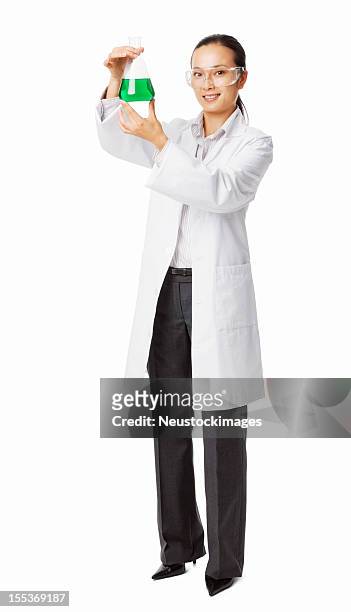 chercheur femelle tenant chemical solution-isolé - scientifique blouse blanche photos et images de collection