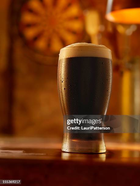 pint - beer stout stock-fotos und bilder