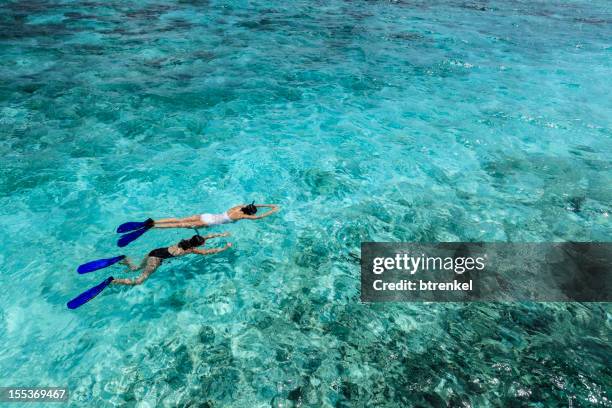 madre hija &: snorkling durante las vacaciones - tubo de respiración fotografías e imágenes de stock