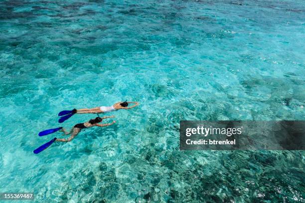 madre hija &: snorkling durante las vacaciones - maldives fotografías e imágenes de stock