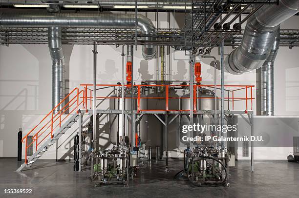 moderne chemiefabrik. havy industrie - fuel storage tank stock-fotos und bilder