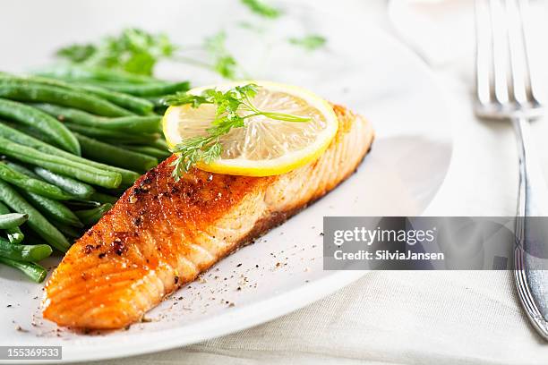 salmon and vegetables - course meal 個照片及圖片檔