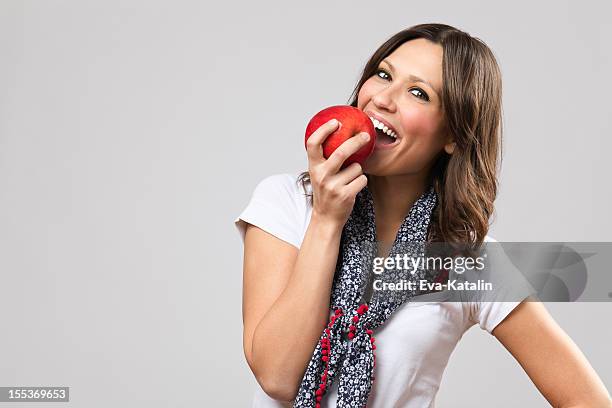 roter apfel - frau apfel stock-fotos und bilder