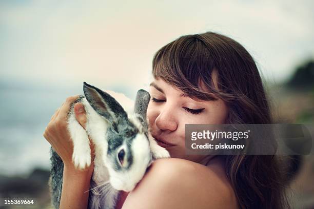 jovem mulher com coelho - rabbit beach - fotografias e filmes do acervo