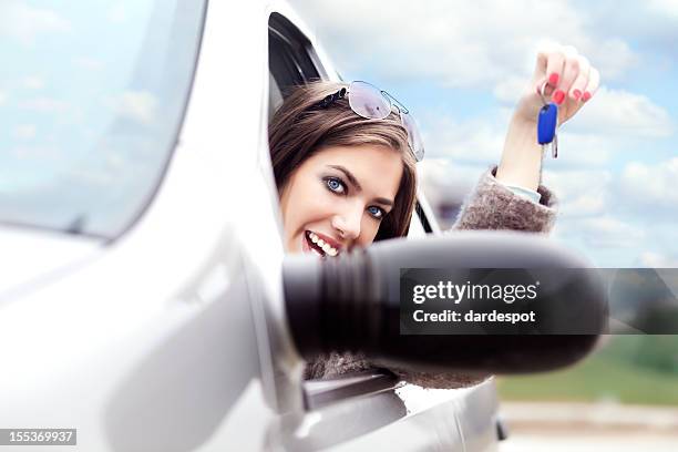 bella ragazza con la chiave dell'automobile - chiave dellautomobile foto e immagini stock