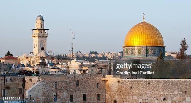 dome of the rock and western wall in jerusalem - temple mount stock pictures, royalty-free photos & images