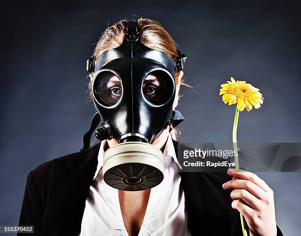 汚染、汚染やアレルギー力を合わせて女性ガスマスク - 悪臭 ストックフォトと画像