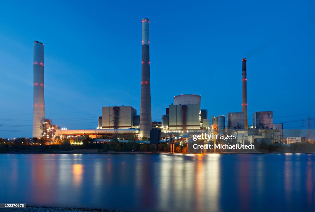 Coal Kraftwerk am Fluss