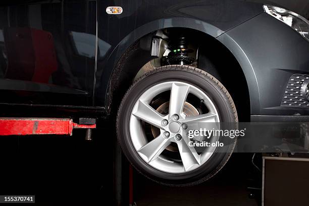 車で、リフトにタイヤの変更 - wheel rim ストックフォトと画像
