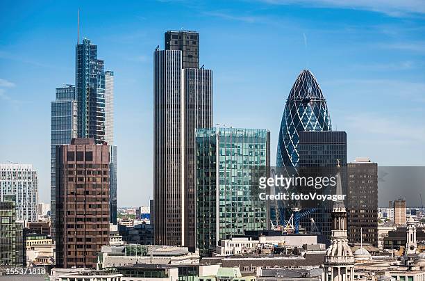 london square mile financial district skyscrapers - norman foster gebouw stockfoto's en -beelden