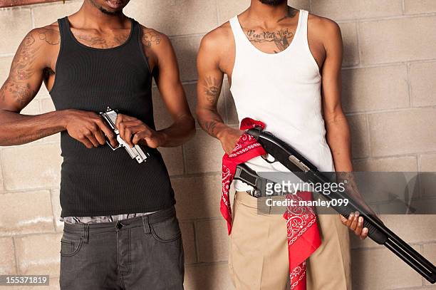 dos gangbangers con pistolas - pandilla fotografías e imágenes de stock