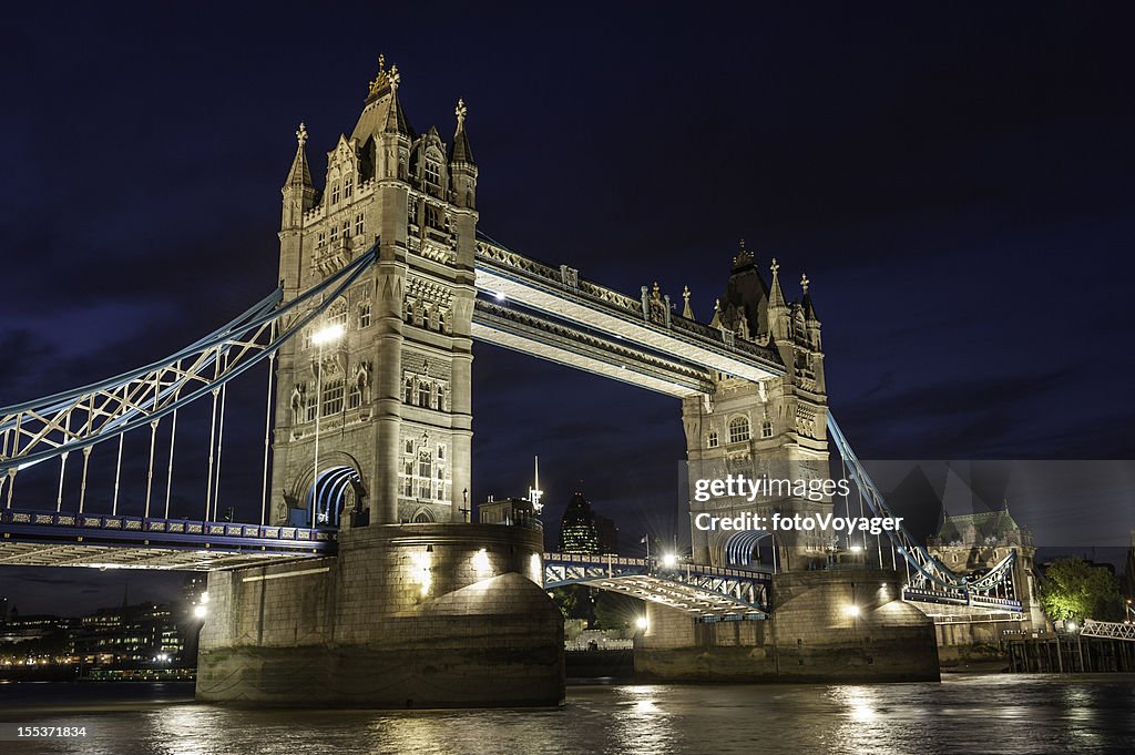 London Tower Bridge verfügen über die Themse bei Dämmerung