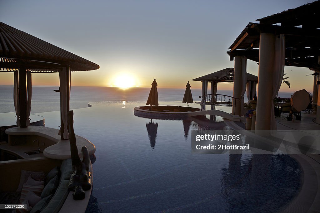 Silhouette di un Gazebo all'alba