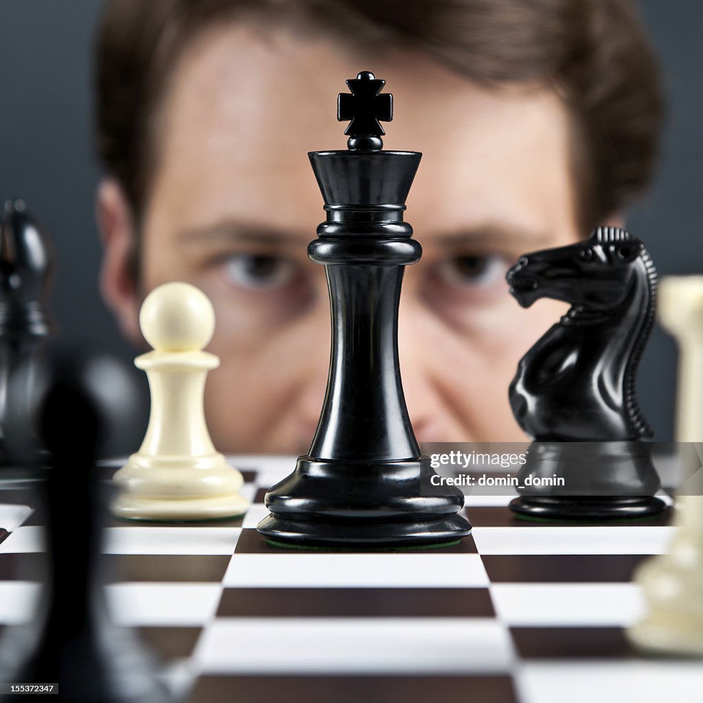 Geringe Tiefenschärfe, Mann's Augen auf Schachfiguren