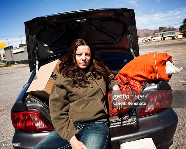 desalojados mulher sentada na parte de trás do carro com malas - sem teto - fotografias e filmes do acervo