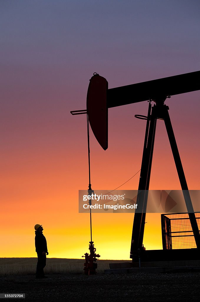 Pumpjack Silhouette mit Arbeiter