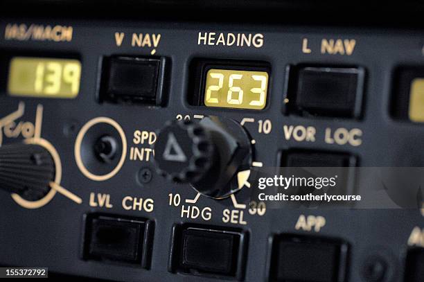 detail of autopilot control panel boeing 737-300 - boeing 737 stockfoto's en -beelden