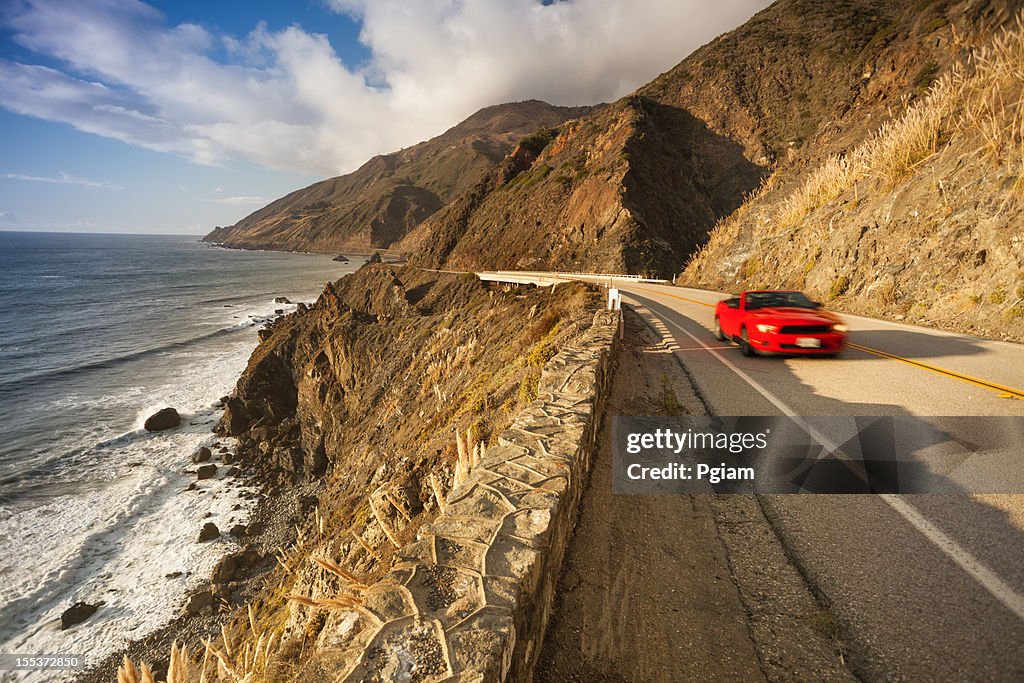 Ruta turística En el Big Sur de California, a la costa y al mar
